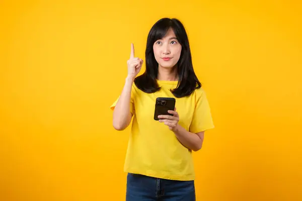Uchwyć Młodą Azjatkę Ubraną Żółtą Koszulkę Jeansy Jeansowe Wskazując Palcem — Zdjęcie stockowe
