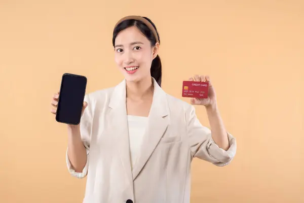 Beyaz Ceketli Mutlu Asyalı Kadınının Portresi Elinde Akıllı Telefon Kredi — Stok fotoğraf