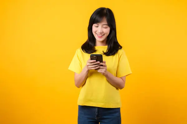 Doświadcz Szczęścia Połączenia Technologii Radosnym Portretem Azjatka Żółtej Koszulce Dżinsach — Zdjęcie stockowe