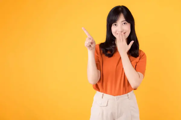 Asian Cheerful Woman 30S Wearing Orange Shirt Pointing Finger Free — Stock Photo, Image
