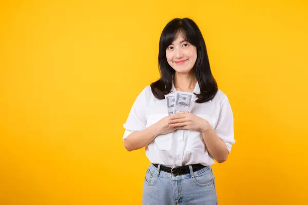 Beyaz Gömlekli Kot Pantolonlu Mutlu Asyalı Genç Kadını Nakit Para — Stok fotoğraf