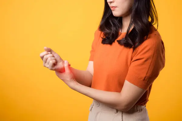 Asian Young Woman Her 30S Wrist Injury Holding Her Wrist — Stock Photo, Image