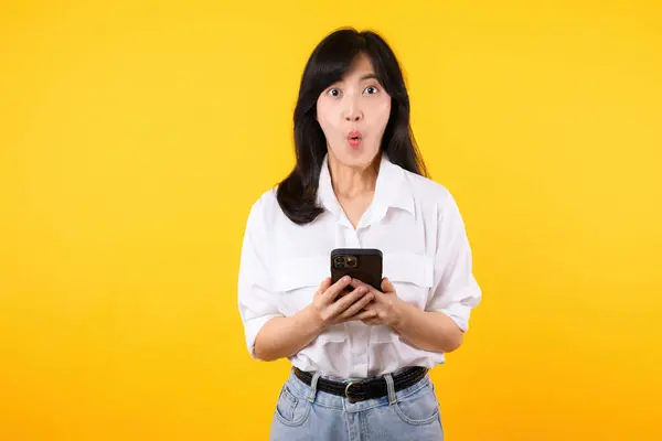 Verrast Aziatische Jonge Vrouw Met Behulp Van Mobiele Telefoon Met — Stockfoto