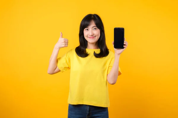 Doświadcz Pozytywnego Wrażenia Dzięki Portretowi Azjatki Żółtej Koszulce Dżinsach Jeansowych — Zdjęcie stockowe