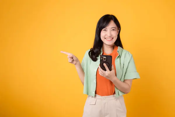 Azjatka Wesoła Kobieta Trzydziestce Pomarańczowej Zielonej Koszuli Pewnością Wskazuje Palcem — Zdjęcie stockowe