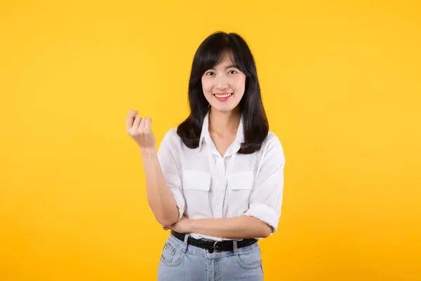 アジアの思慮深い女性は あなたの広告コンテンツが将来について考えるための黄色の背景空白のコピースペースに対してポーズを白いシャツとジーンズの植物を身に着けている上に手を保ちます — ストック写真