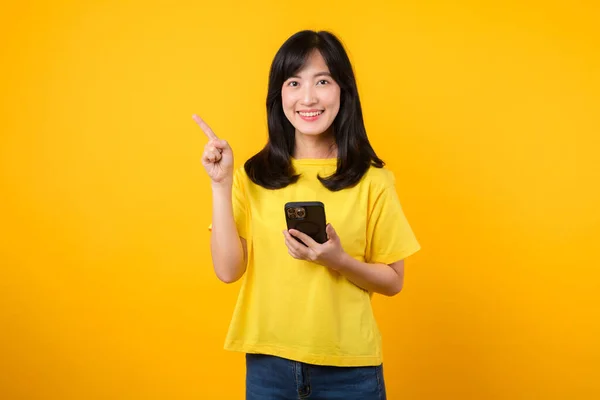Uchwyć Młodą Azjatkę Ubraną Żółtą Koszulkę Jeansy Jeansowe Wskazując Palcem — Zdjęcie stockowe