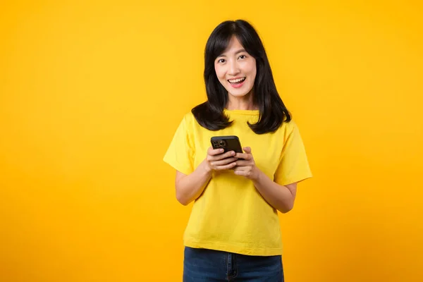 Experimente Felicidade Conexão Tecnologia Com Retrato Alegre Mulher Jovem Asiática — Fotografia de Stock