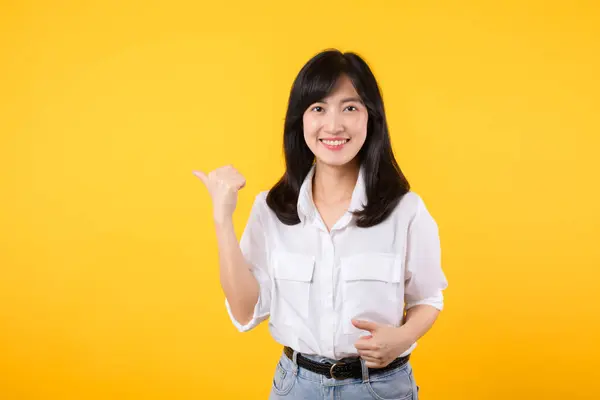 Gelukkig Aziatische Jonge Vrouw Draagt Witte Shirt Denim Jean Planten — Stockfoto
