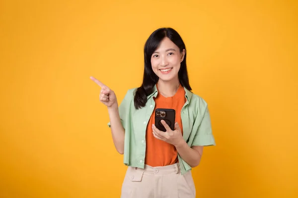 Portret Pięknej Azjatyckiej Młodej Kobiety Szczęśliwy Uśmiech Ubrany Pomarańczową Koszulę — Zdjęcie stockowe