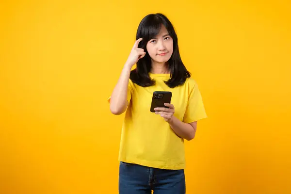 Doświadczenie Zakres Emocji Ekspresyjnym Portretem Azjatka Żółtej Koszulce Jeansach Prezentuje — Zdjęcie stockowe