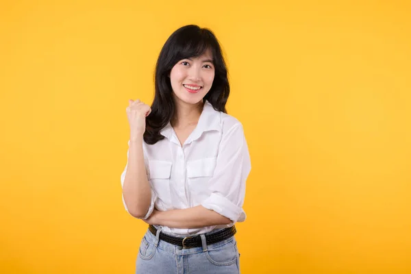 若いビジネスマン ポートレートアジアの女性は 黄色のスタジオの背景に立って 自信を持って 胸にクロスアームをポーズ 幸せな笑顔 若いスマートな起業家広告製品とサービス — ストック写真