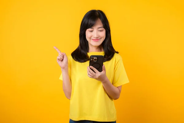 Capture Jovem Asiática Vestindo Uma Camiseta Amarela Jeans Jeans Pontos — Fotografia de Stock