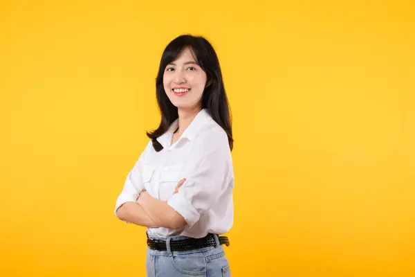 Młoda Bizneswoman Portret Azjatki Szczęśliwa Uśmiechnięta Pozująca Pewnie Krzyżująca Ramiona — Zdjęcie stockowe