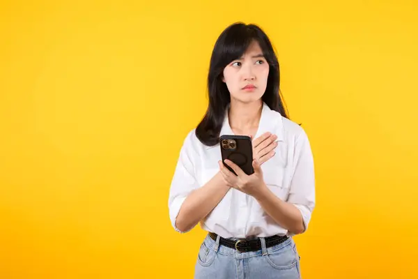 Portrait Female Anxious Scared Phone Seeing Bad News Young Asian — Stock Photo, Image