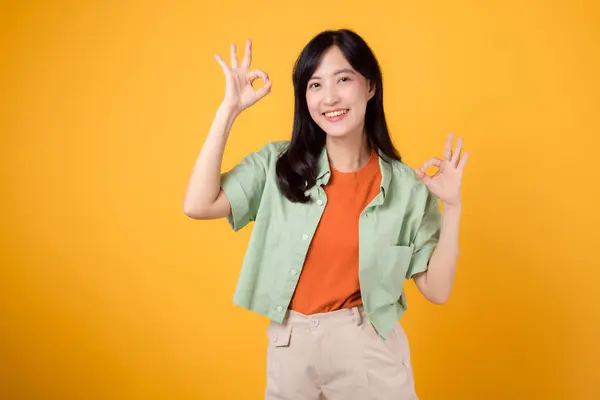 肖像画美丽快乐的亚洲女人快乐的笑着表示还好的手势手势手势孤立在黄色的背景上 积极而有吸引力面对自信的成功商业理念 — 图库照片