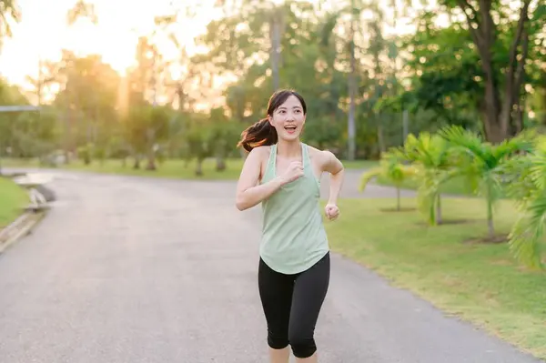 Fit Młoda Azjatka Jogging Parku Uśmiechnięty Szczęśliwy Bieg Korzystających Zdrowego — Zdjęcie stockowe