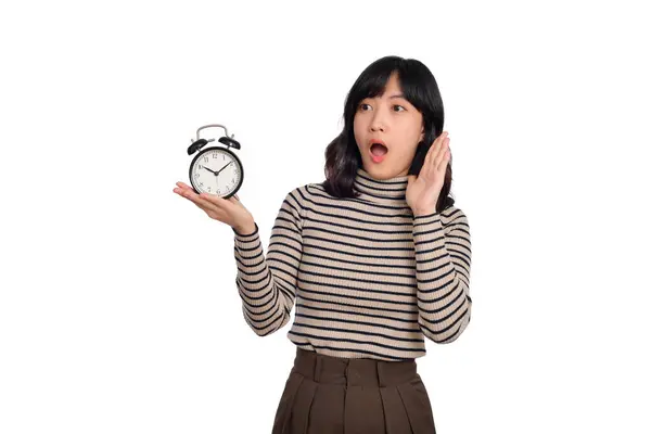 Beyaz Arka Planda Çalar Saat Tutan Heyecanlı Asyalı Genç Kadın — Stok fotoğraf