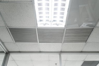 Tavana monte edilmiş kaset tipi klima.