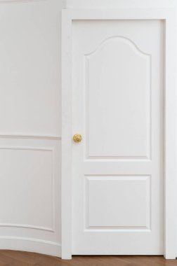 Altın kapı kolu. Yansıtıcı yüzey ve modern tasarım giriş kapısına lüksün dokunuşunu ekler. Ahşap ve metalden yapılmış bu yuvarlak düğme stil ve güvenlikle parlıyor..