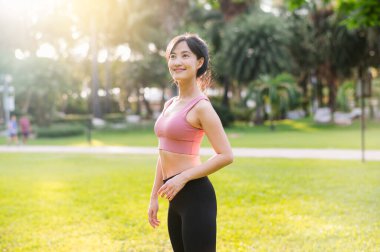 Mutlu, güzel bir Asyalı kadın olarak yaşamanın mutluluğunu yaşayın. 30 'lu yaşlarda bir parkta gün batımında kameraya gülümserken. Refah kavramını benimse..