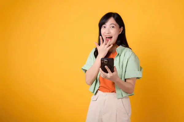 Poznaj Urok Zaskoczenia Wesołą Młodą Azjatką Trzydziestce Ubraną Pomarańczową Koszulę — Zdjęcie stockowe