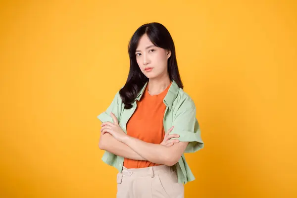 Kontrastujące Emocje Pewności Siebie Gniewu Młodą Azjatką Trzydziestce Ubraną Pomarańczową — Zdjęcie stockowe