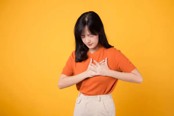 Aufmerksame Junge Asiatin Die Trägt Ein Orangefarbenes Hemd Und Hält — Stockfoto