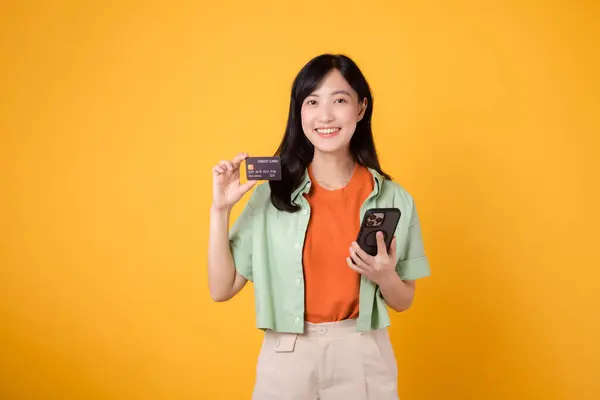 Emoção Fazer Compras Celular Com Uma Jovem Mulher Asiática Cativante — Fotografia de Stock