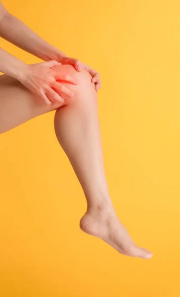 Mengalamatkan Nyeri Lutut Dan Perawatan Kesehatan Dengan Tangan Wanita Memegang — Stok Foto