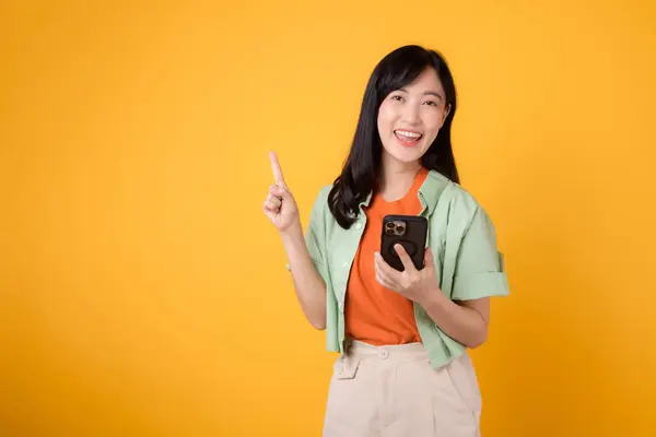 Radość Technologii Młodą Azjatką Trzydziestce Ubraną Pomarańczową Koszulę Szczęśliwy Uśmiech — Zdjęcie stockowe