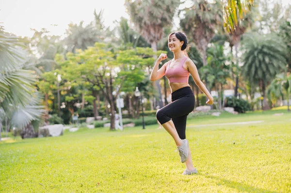 Wyprawa Fitness Azjatki Trzydziestce Różowej Odzieży Sportowej Ćwiczącej Parku Publicznym — Zdjęcie stockowe