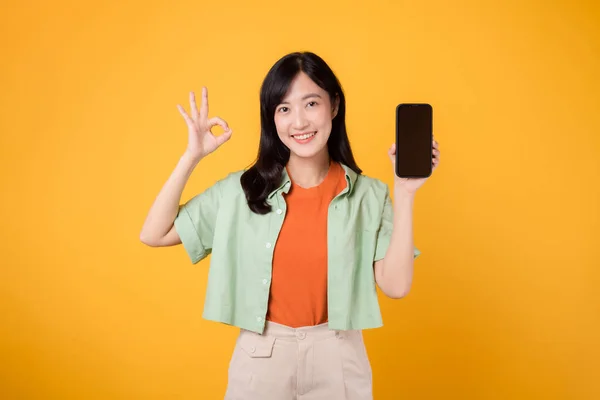 Aufregung Einer Neuen Mobilen Anwendung Mit Einer Fröhlichen Jungen Asiatischen — Stockfoto
