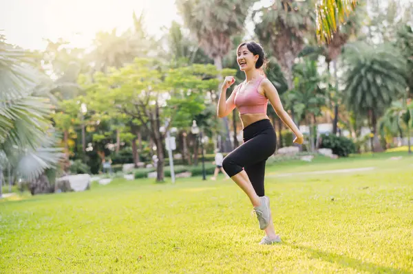 健康和幸福的概念适合30多岁的亚洲女人 日落时穿着粉色运动服在公园里锻炼 健康的室外生活方式 健康和幸福 — 图库照片