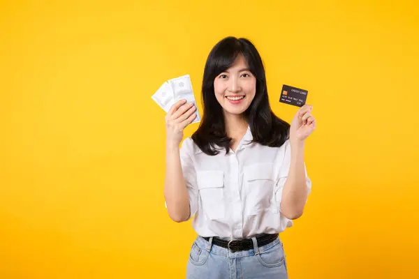 Başarılı Kendinden Emin Genç Asyalı Kadın Mutlu Bir Gülümseme Beyaz — Stok fotoğraf