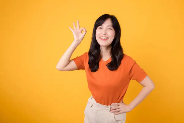 Positive Asiatische Frau 30Er Trägt Orangefarbenes Hemd Zeigt Okay Zeichen — Stockfoto