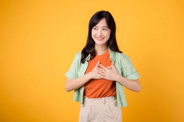 Ciesz Się Miłością Układów Młodą Azjatką Trzydziestce Noszącą Zieloną Koszulę — Zdjęcie stockowe