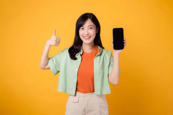 Nowa Aplikacja Mobilna Wesołą Młodą Azjatką Lat Pomarańczową Koszulą Zielonym — Zdjęcie stockowe
