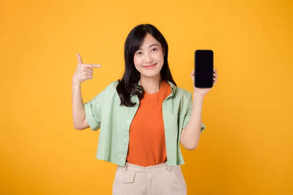 Innowacyjność Nowej Aplikacji Mobilnej Młodą Azjatką Trzydziestce Elegancko Ubraną Pomarańczową — Zdjęcie stockowe