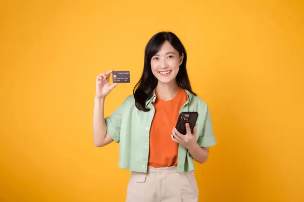 Abraçar Conveniência Compras Móveis Com Uma Encantadora Jovem Asiática Anos — Fotografia de Stock