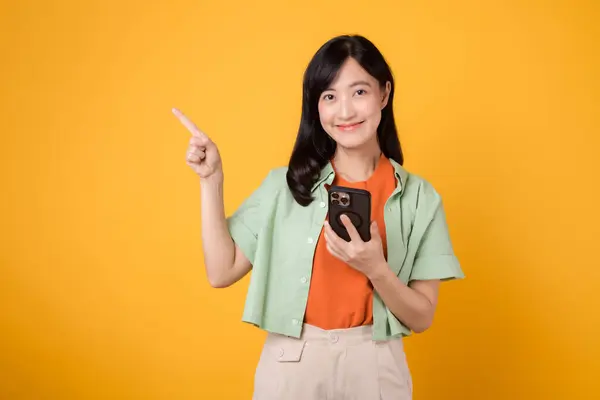 Radość Technologii Młodą Azjatką Trzydziestce Ubraną Pomarańczową Koszulę Szczęśliwy Uśmiech — Zdjęcie stockowe