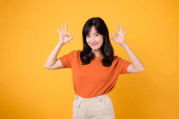 Självsäker Ung Asiatisk Kvinna Årsåldern Klädd Orange Skjorta Visar Den — Stockfoto