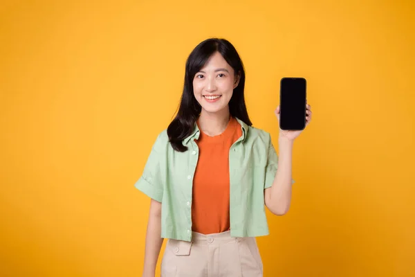 Młoda Azjatka Trzydziestce Ubrana Pomarańczową Koszulę Zielony Sweter Prezentuje Ekran — Zdjęcie stockowe