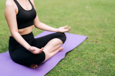 Doğanın Sığınağı. Yoga seven kadın, ormanın yemyeşil yeşillikleri arasında sakinleştirici pozlara ve meditasyona dalıyor..