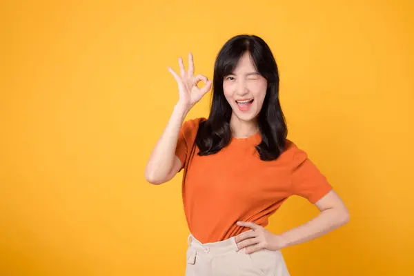 Joven Mujer Asiática Años Con Camisa Naranja Que Muestra Gesto — Foto de Stock