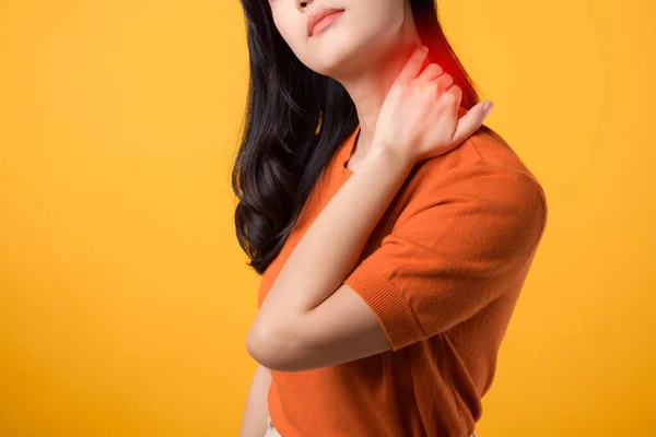 Empathische Asiatin Die Trägt Ein Orangefarbenes Hemd Und Hält Ihren — Stockfoto