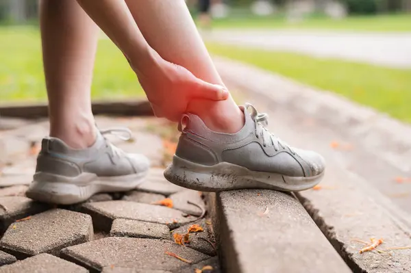 Female Joggers Pain Discomfort Running Public Park Care Treatment Ankle — Stock Photo, Image