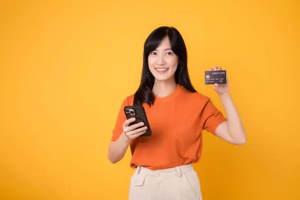Dinâmica Jovem Asiática Anos Usando Smartphone Segurando Cartão Crédito Fundo — Fotografia de Stock