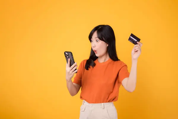 Nöjd Asiatisk Kvinna Årsåldern Orange Skjorta Använder Smartphone Och Håller — Stockfoto