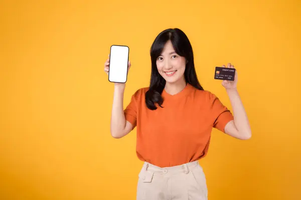 Mulher Asiática Entusiasta Dos Anos Segurando Smartphone Cartão Crédito Fundo — Fotografia de Stock